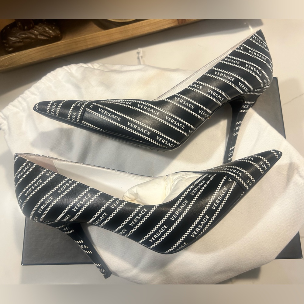 Great condition Versace black and white tribute logo heels - Picture 3 of 10